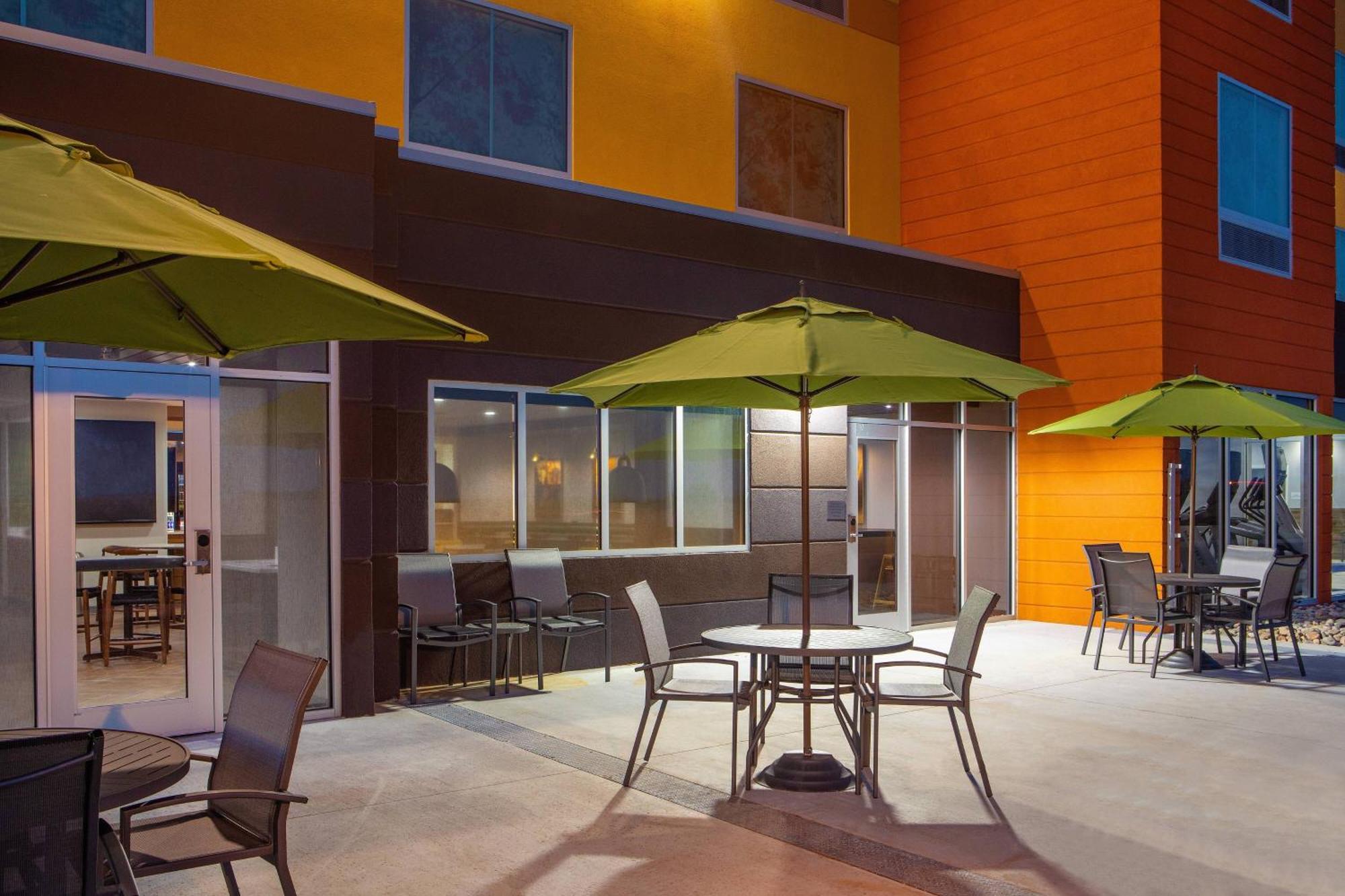 Fairfield Inn & Suites By Marriott Mcpherson Экстерьер фото